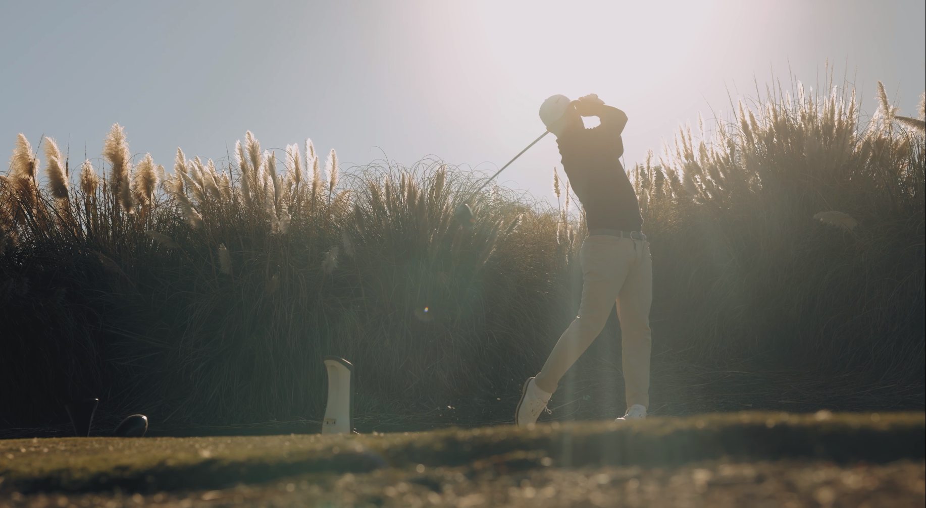 Charger la vidéo: Golfer swinging with GOLFJOY Spica3 launch monitor 